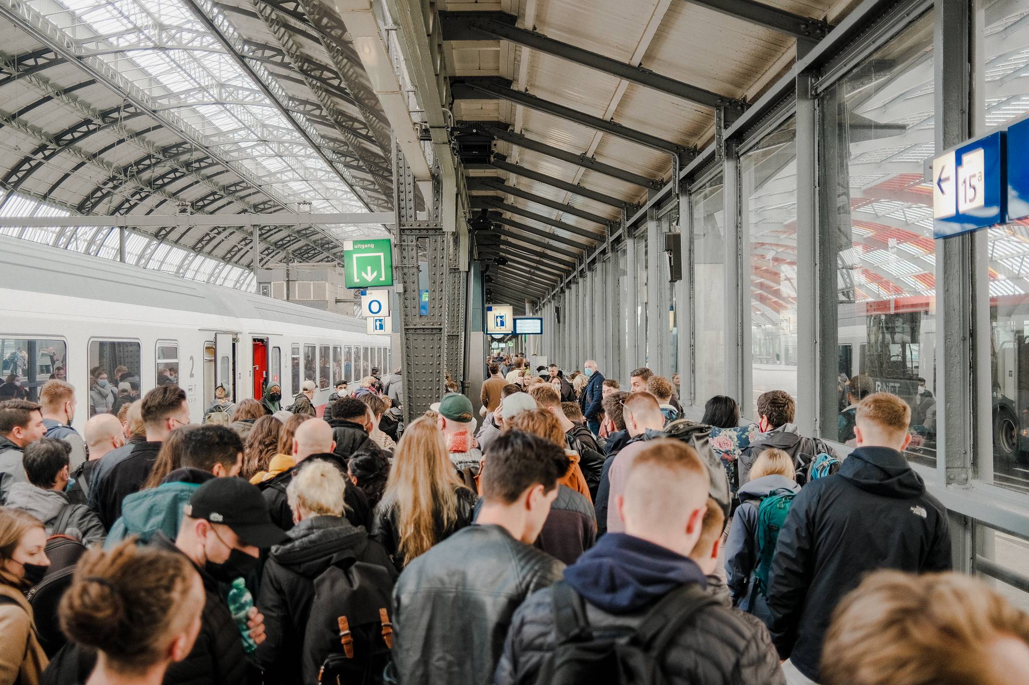 de Ontluiking deel 3 Into the Woods Amsterdam Dance Event ADE een massa mensen op Amsterdam centraal station