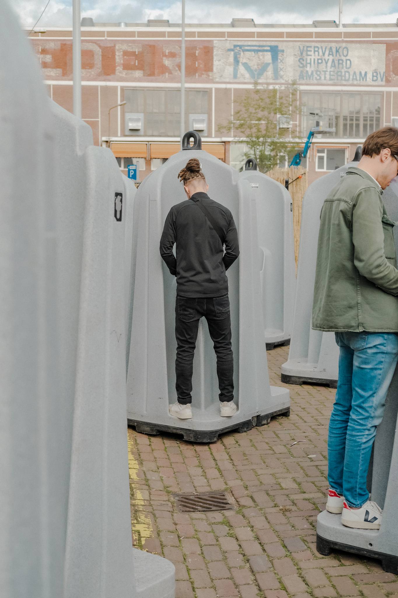 de Ontluiking deel 3 Into the Woods Amsterdam Dance Event ADE Thijs Tomassen op het toilet