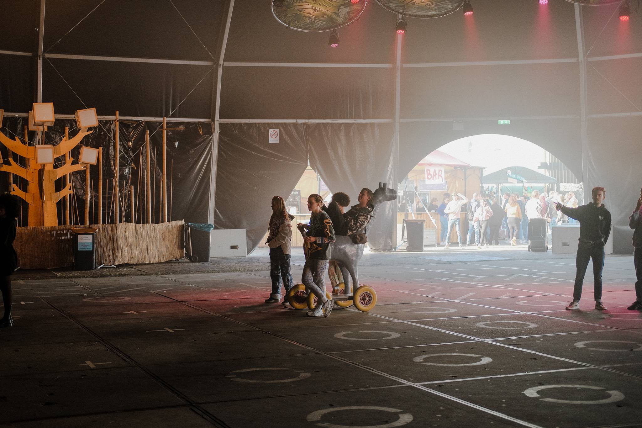 de Ontluiking deel 3 Into the Woods Amsterdam Dance Event ADE mensen verzamelen zich vroeg voor de Three Little Clouds