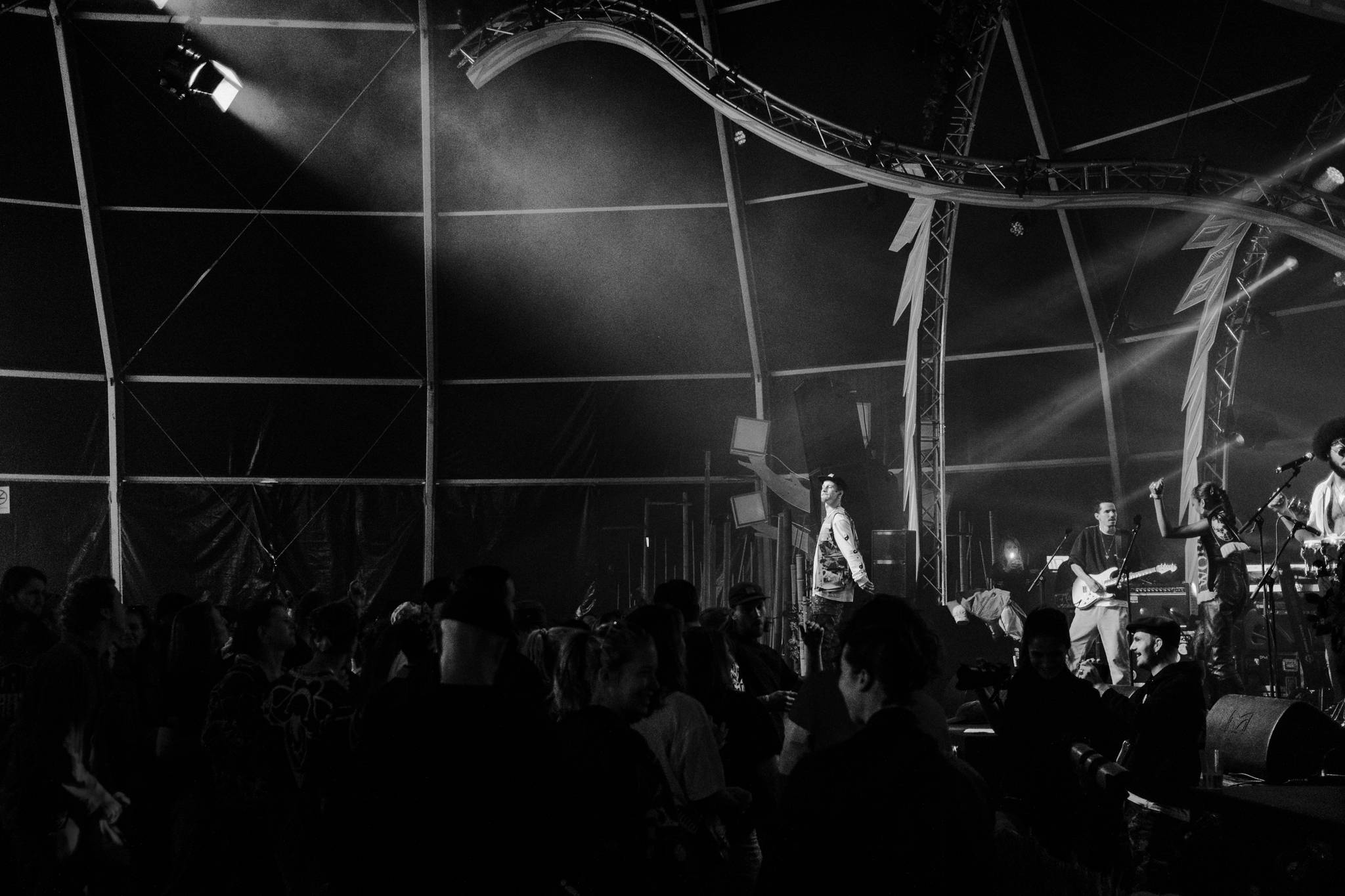 de Ontluiking deel 3 Into the Woods Amsterdam Dance Event ADE bram ravenhorst pakt zijn moment tijdens de show van de Three Little Clouds