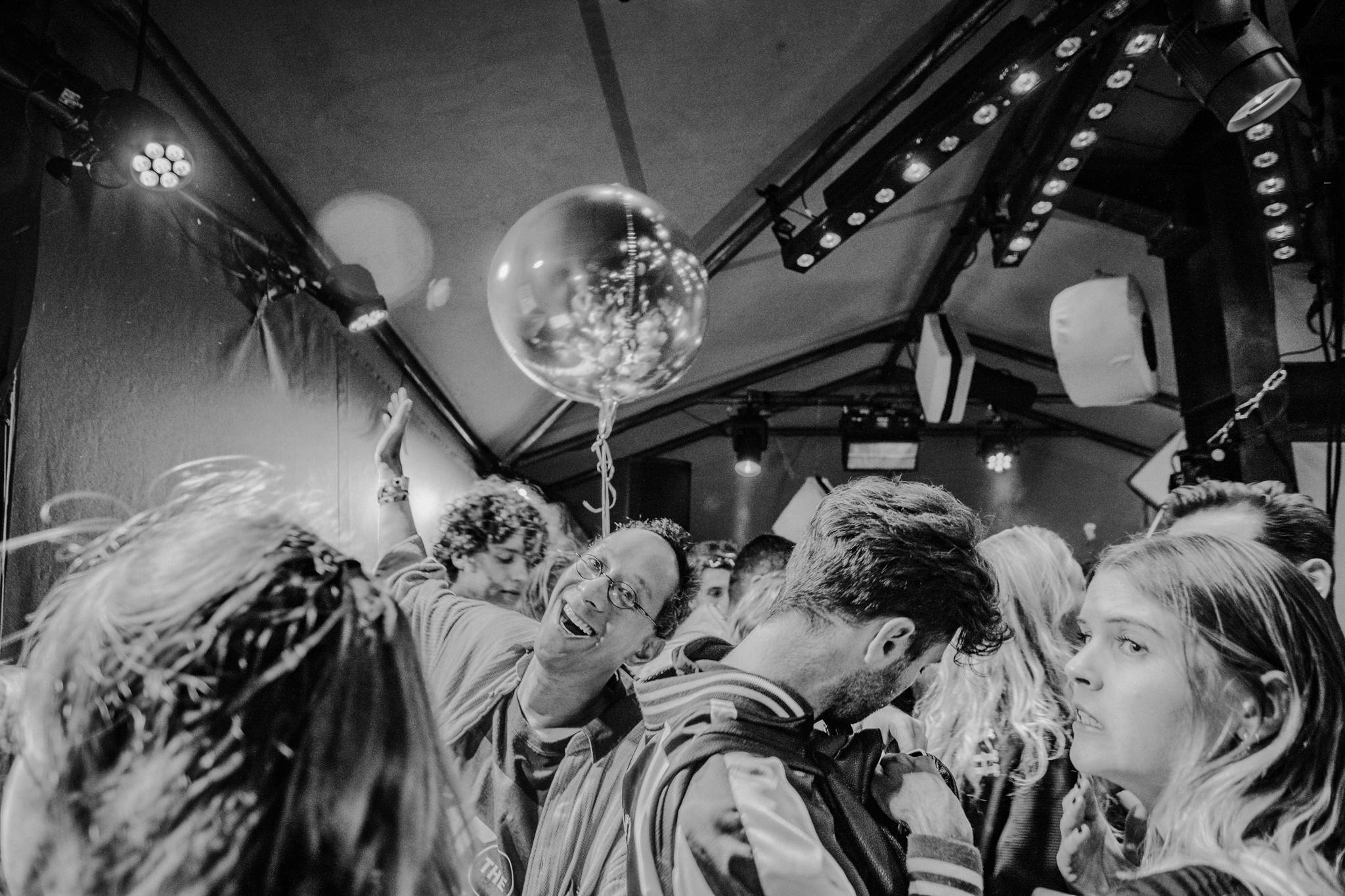 de Ontluiking deel 3 Into the Woods Amsterdam Dance Event ADE een man met een ballon bij Lady Joker in de Boom Boom van ATM