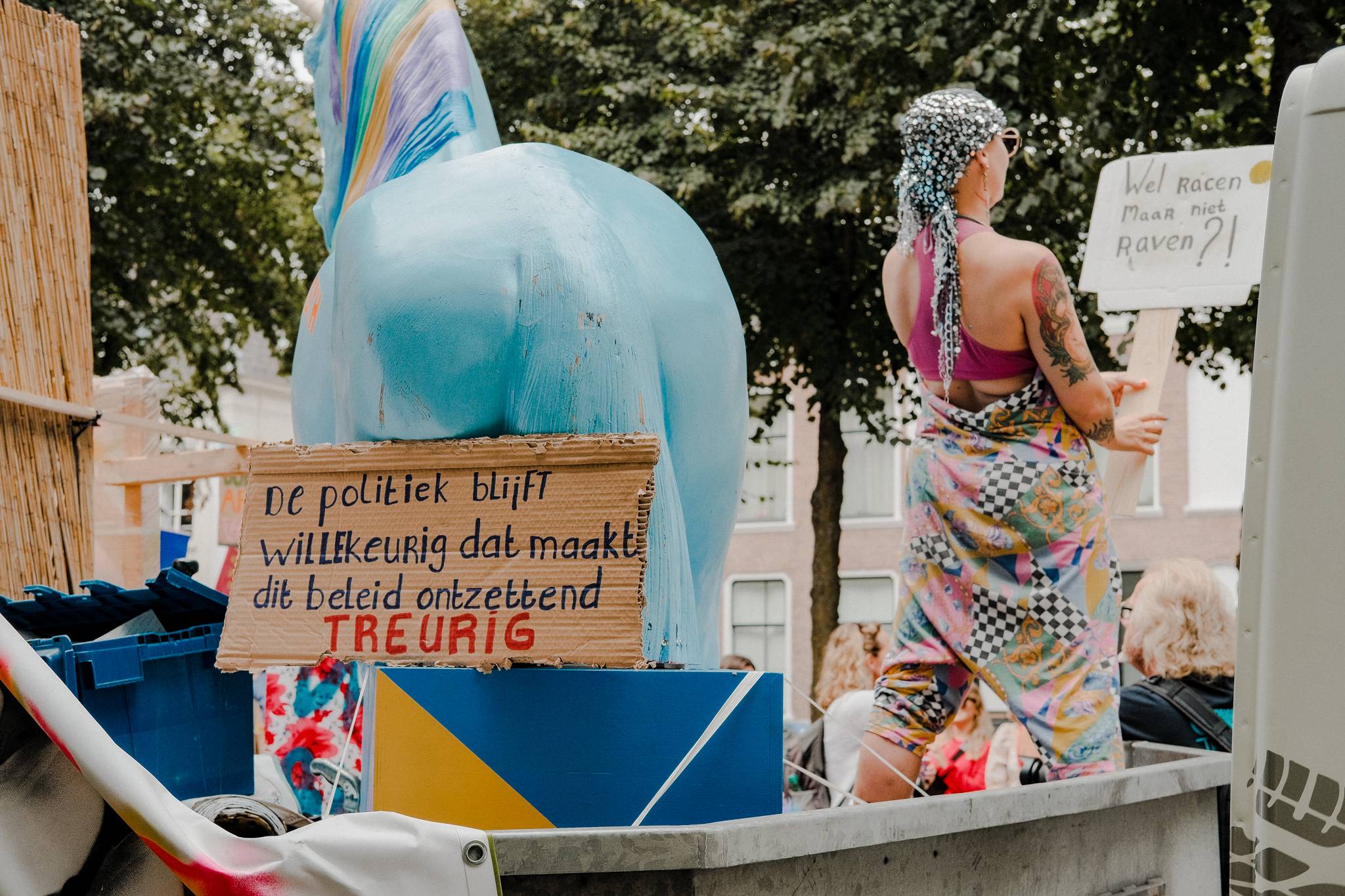 de Ontluiking deel 1 unmute us in Utrecht protest borden en wagens