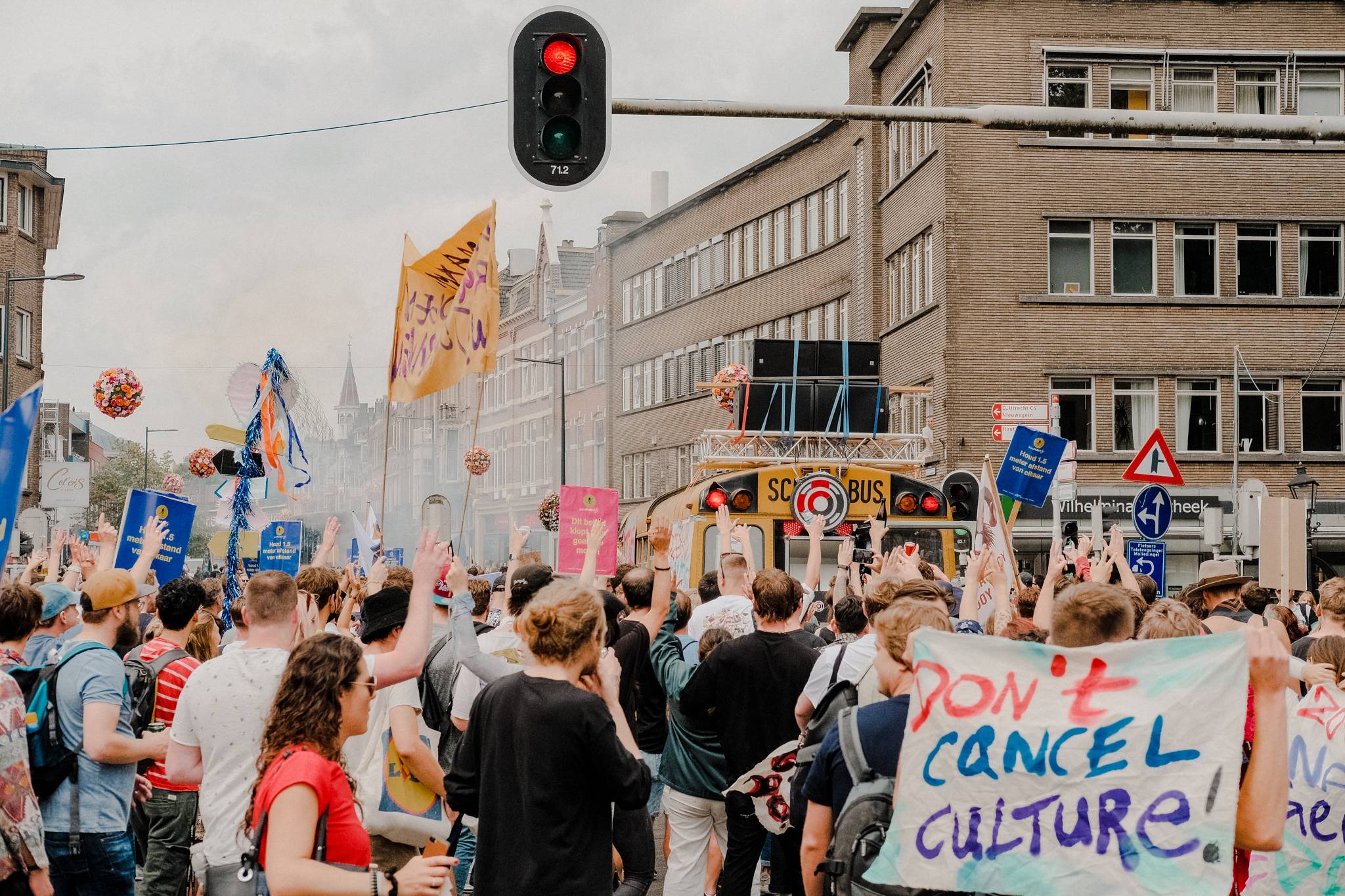 de Ontluiking deel 1 unmute us in Utrecht massa mensen bij stoplicht