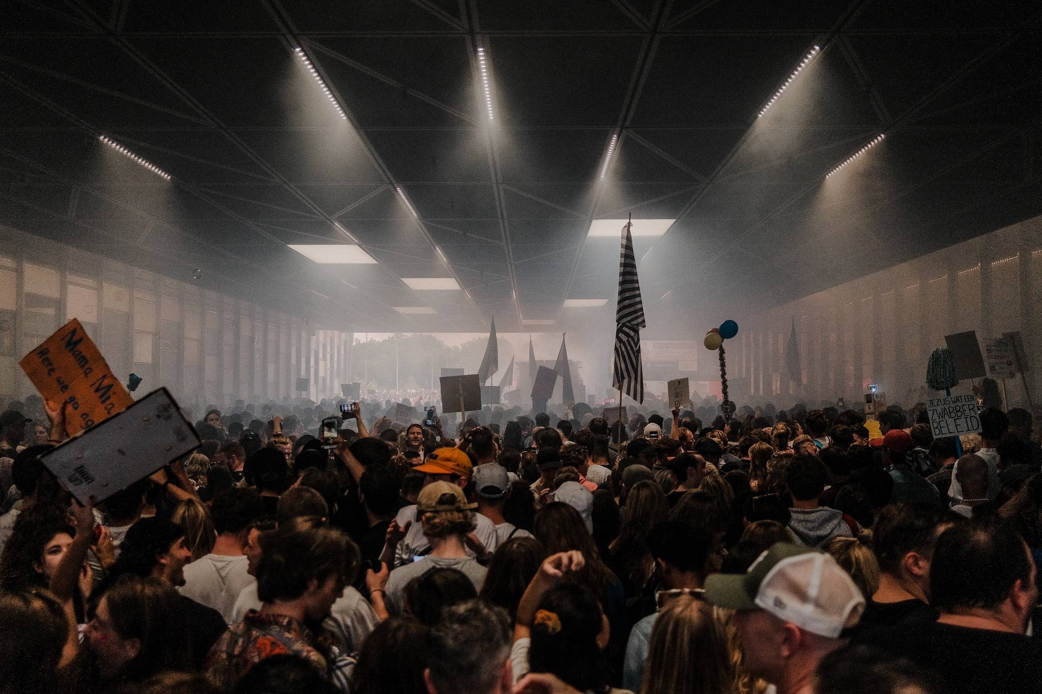 de Ontluiking deel 1 unmute us in Utrecht groep mensen onder brug met protest borden en wagens