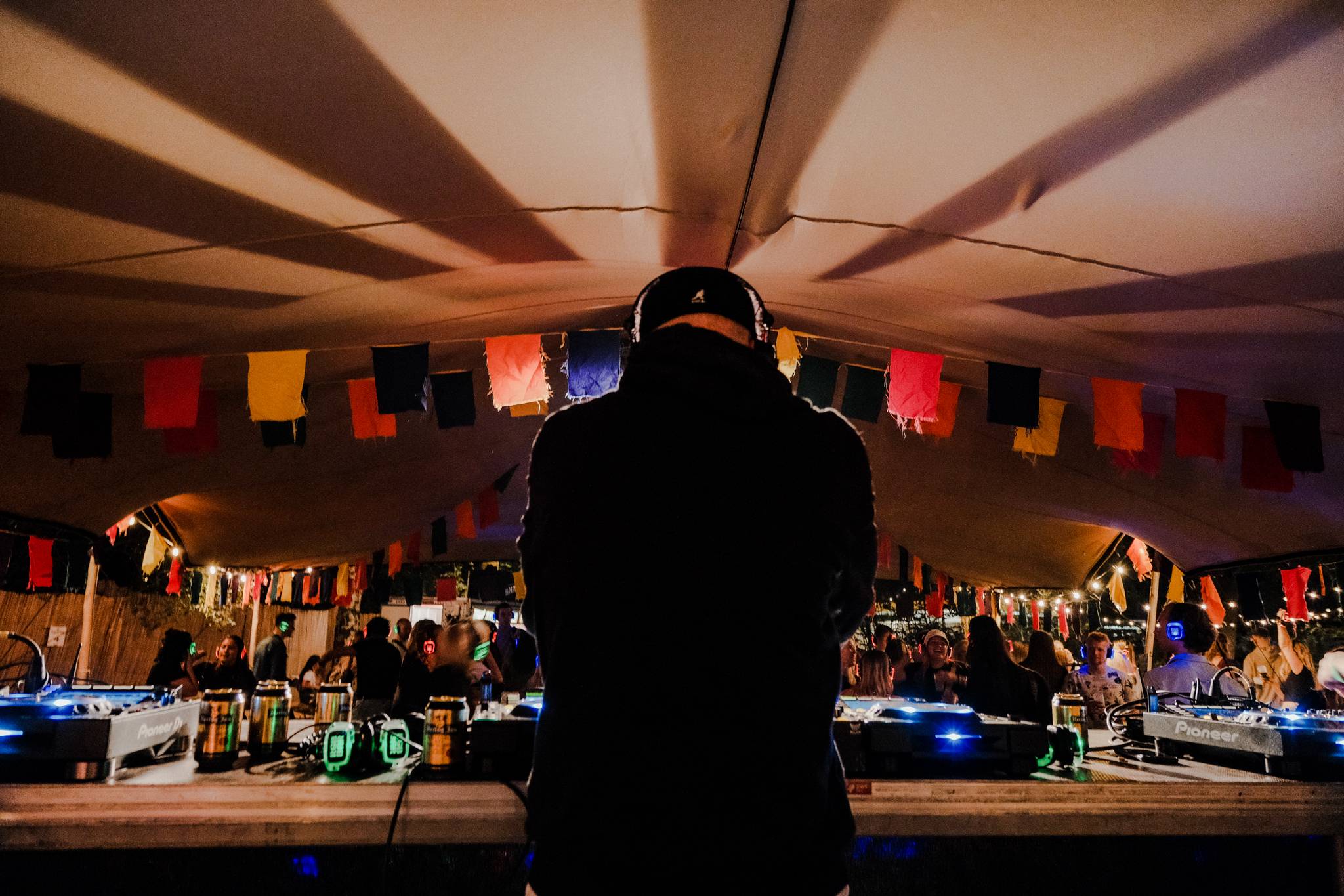 de Ontluiking deel 2 Super Zwoel en FLUOR Festival in Amersfoort Ray Hookski draait op de silent Disco