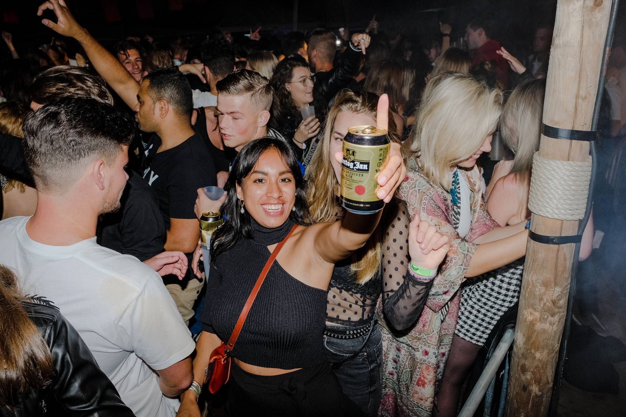 de Ontluiking deel 2 Super Zwoel en FLUOR Festival in Amersfoort dansende mensen