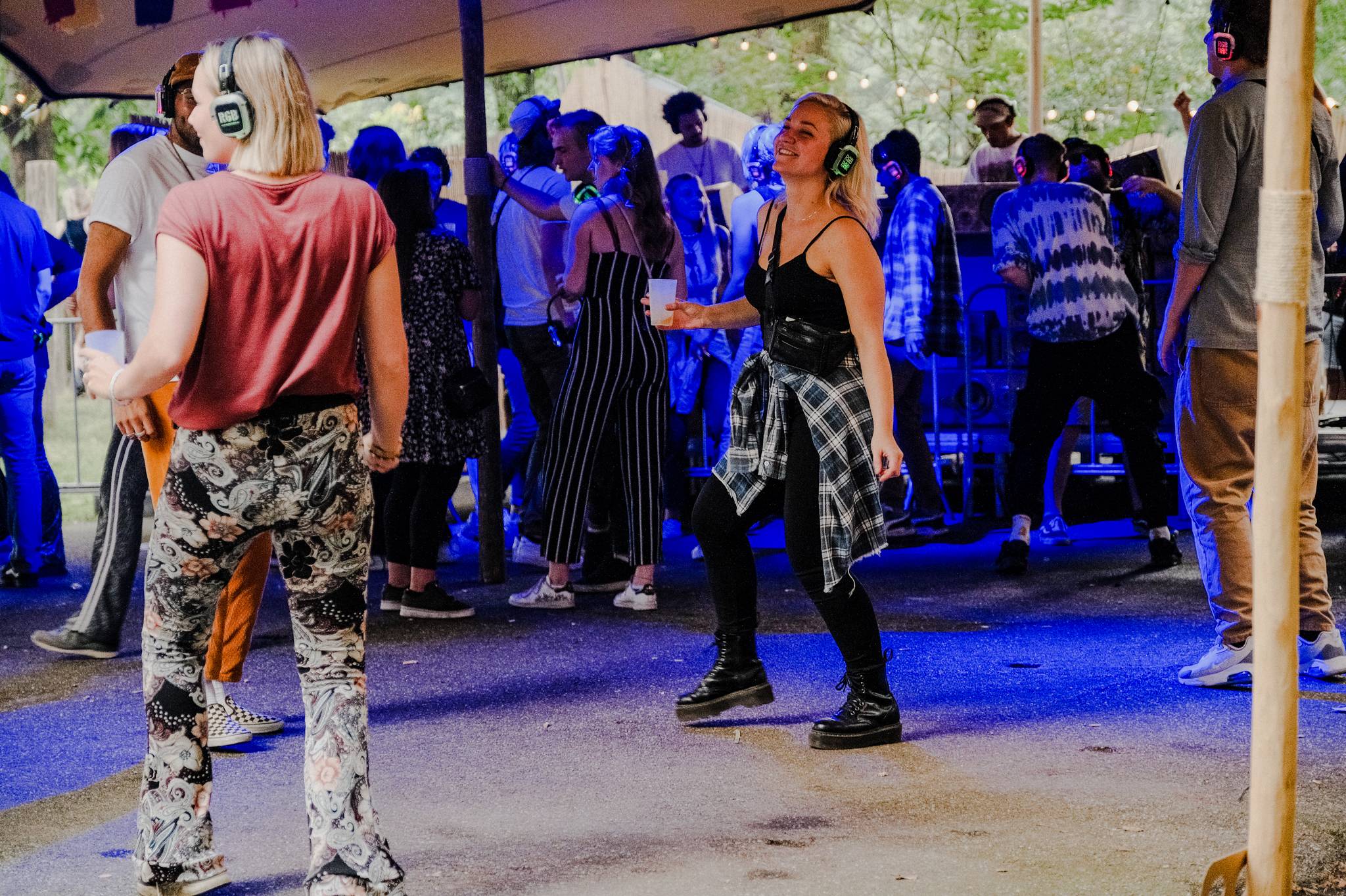 de Ontluiking deel 2 Super Zwoel en FLUOR Festival in Amersfoort dansende mensen