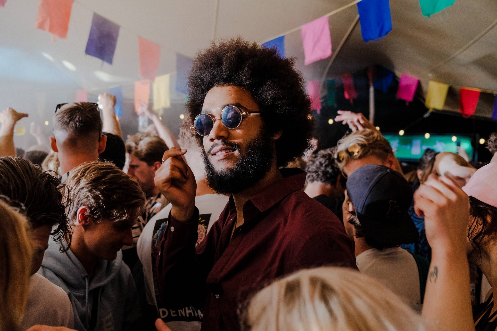 de Ontluiking deel 2 Super Zwoel en FLUOR Festival in Amersfoort roger makizodila poseert voor de foto in de menigte